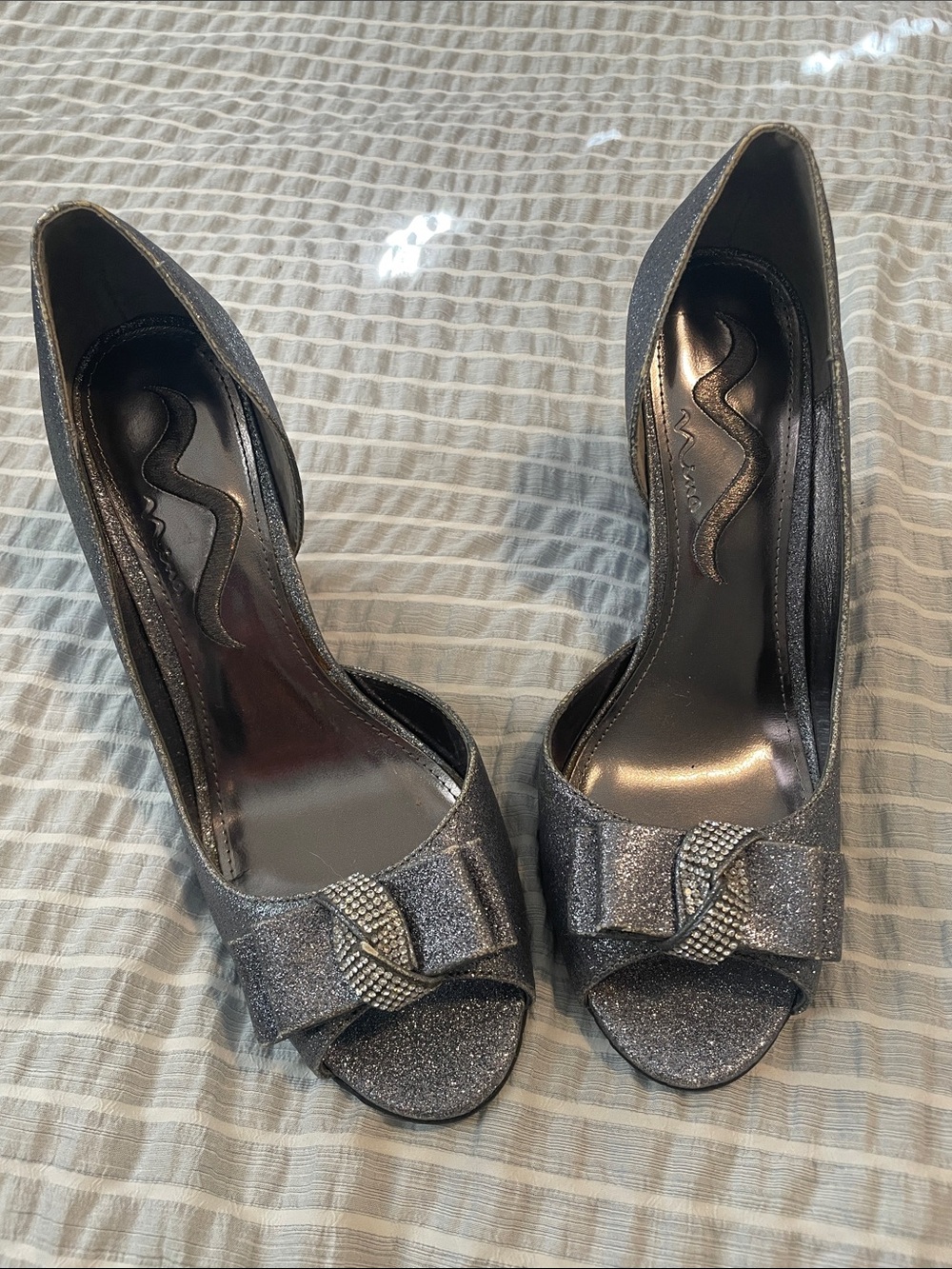 Nina brand Women's Sparkle Peep-Toe Heels with Bow Accent - Silver never worn